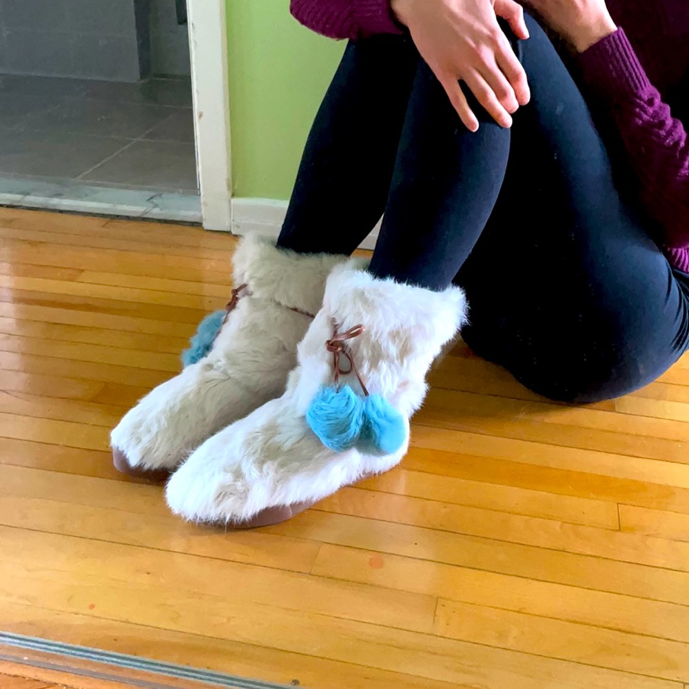 NEW Frances Valentine Fur Boots in White with Blue PomPom